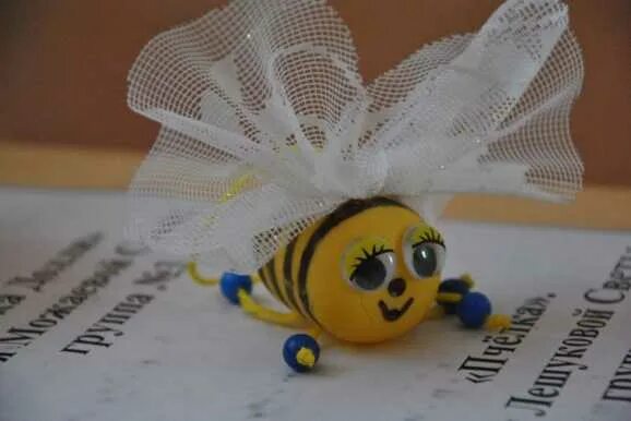 Пчелка из киндера. Пчёлка из Киндер сюрприза. Пчелки из киндеров. Пчела из Киндер сюрприза. Пчела измкиндер сюрприза.
