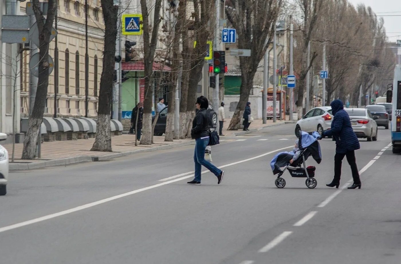 Пешеход в неположенном месте. Переходит дорогу в неположенном месте. Пешеход на проезжей части.