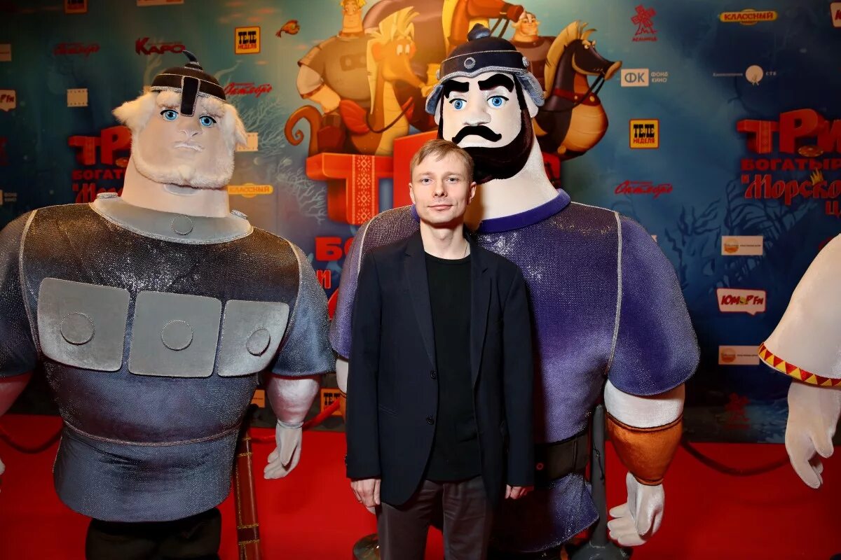 Три богатыря и наследница престола забава и елисей. Три богатыря и конь на троне мультфильм 2021. Три богатыря юлий на троне. Князь на троне три богатыря. Фрося три богатыря.