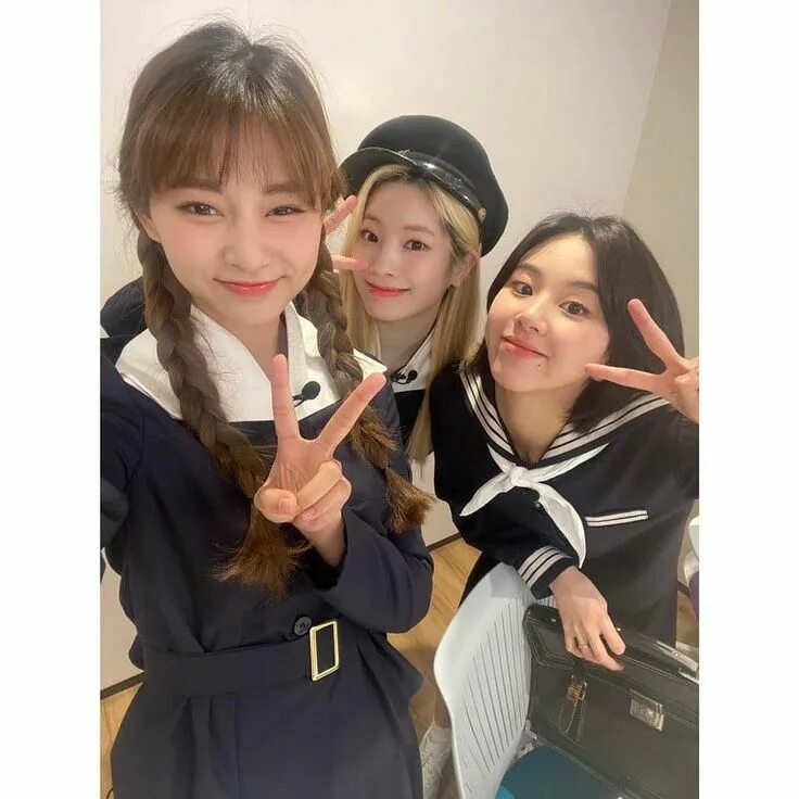 Adam is twice. Дахён из твайс селфи. твайс школьные фото. tzuyu school. twice 8.