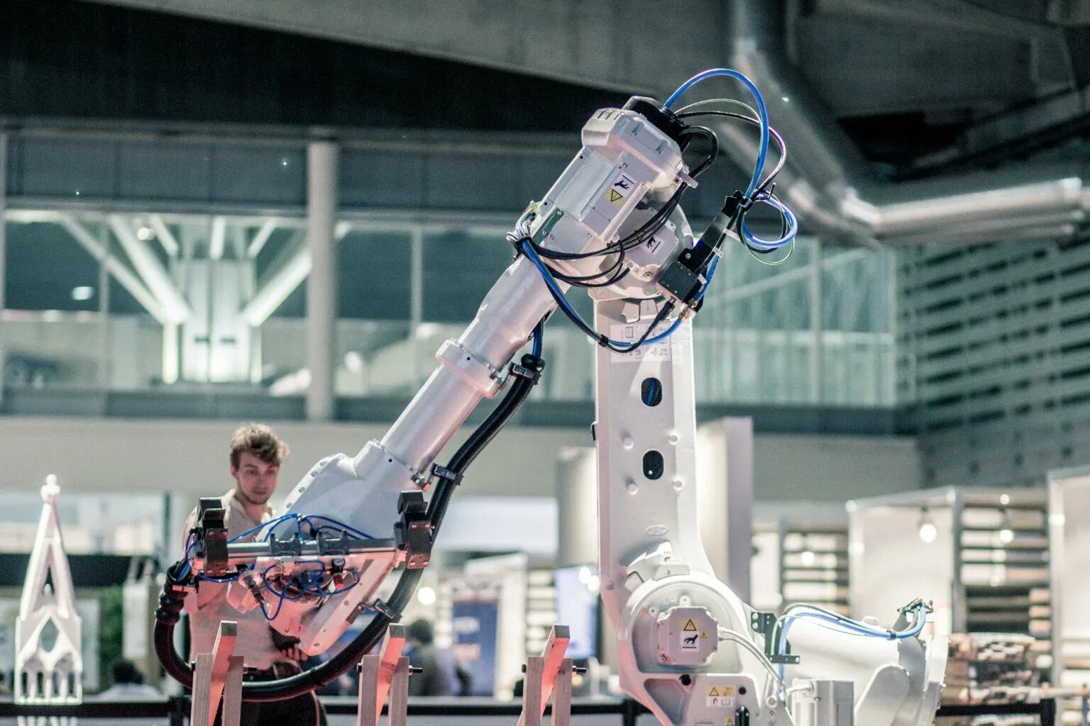 Цех роботов. Цех робототехники. Мастерская робототехники. Роботизированная сварка. Генетический робот.