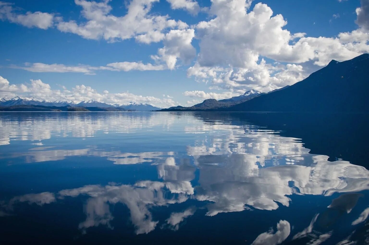 Погода на озере вода. Вода озеро. Отражение неба в море. Море горы облака. Озеро небо.