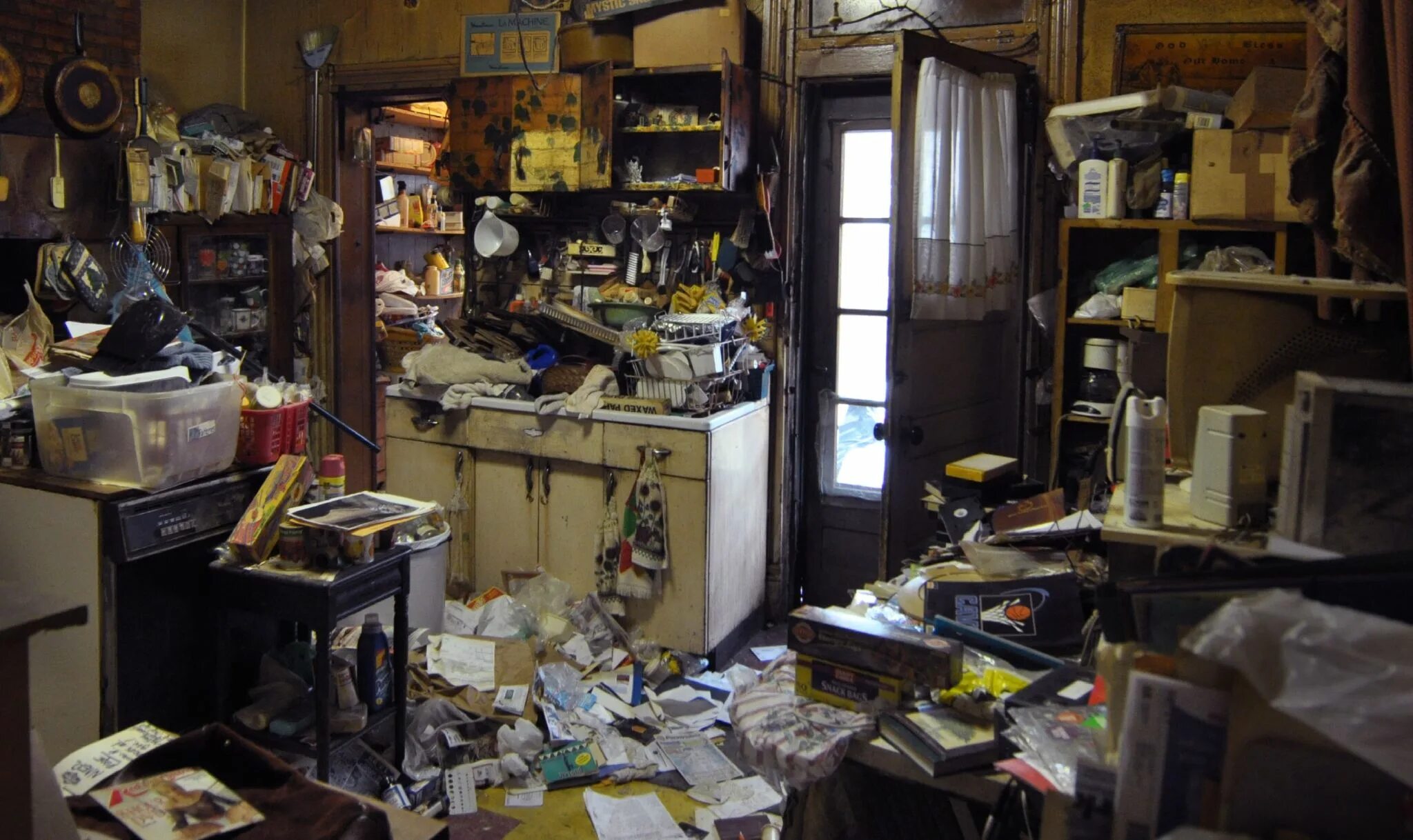хлам на кухне. комната с кучей вещей. много вещей в квартире. вещи для комнаты. бардак на кухне.