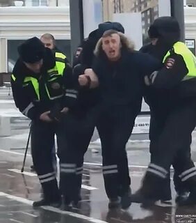 Дпс обыскивает пассажиров