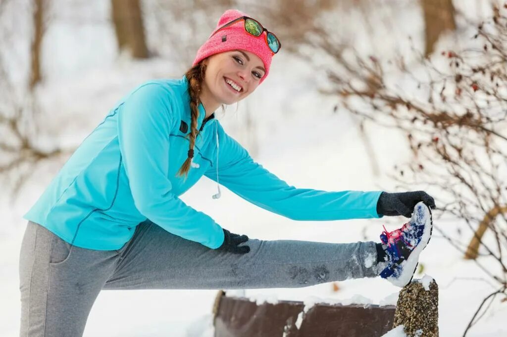 Девушка зима спорт. Тренировка в холоде. Бегуны зимой. Тренировка холодом. Закаливание водой.