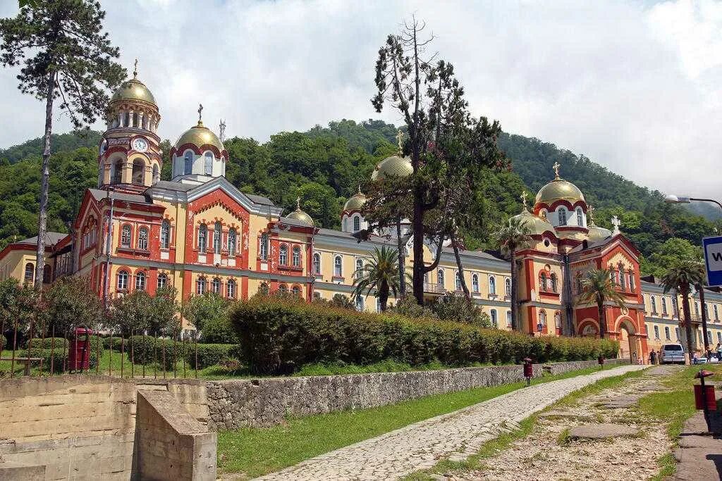 Погода в новом афоне на месяц. Абхазия Новоафонский монастырь Гагры. Зимний Новоафонский монастырь. Новоафонский монастырь новый Афон. Новоафонский монастырь новый Афон достопримечательности.