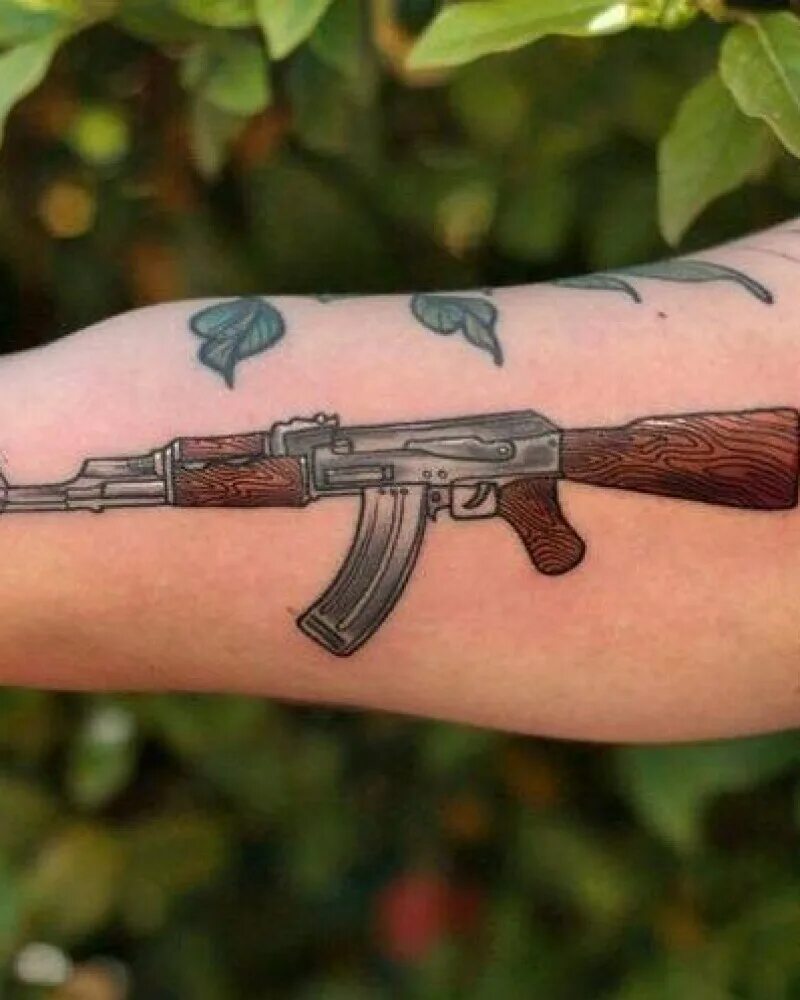 Ak 47 тату. Тату автомат. Тату автомат калашникова. Татуировка автомат калашникова. Тату автомат калашникова.