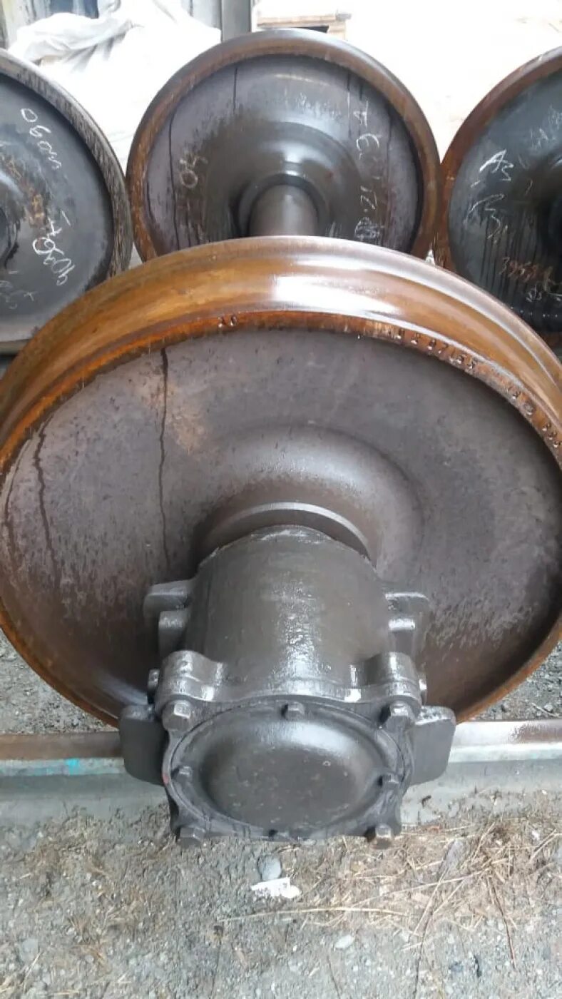 колесная пара грузового вагона схема. крепление колесной пары шайба и гайка. колесная пара шайба. электроожог оси колесной пары. колесная пара ру1ш-957-г чертеж.