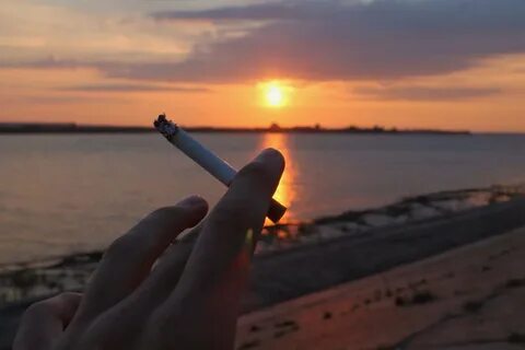Закурил на берегу пальцы губы