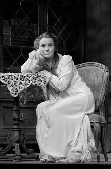 Аня раневская вишневый сад. Раневская любовь андреевна характеристика. Аня раневская краткая характеристика. Аня раневская. Вишнёвый сад чехов аня.