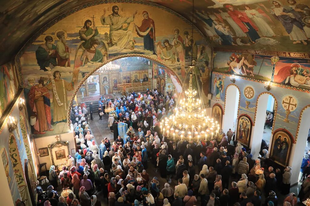 Покровский кафедральный собор шахты. Шахты собор покровский святыни. Шахтинская епархия покровский собор. Служба в соборе шахты. Покровский собор город шахты.