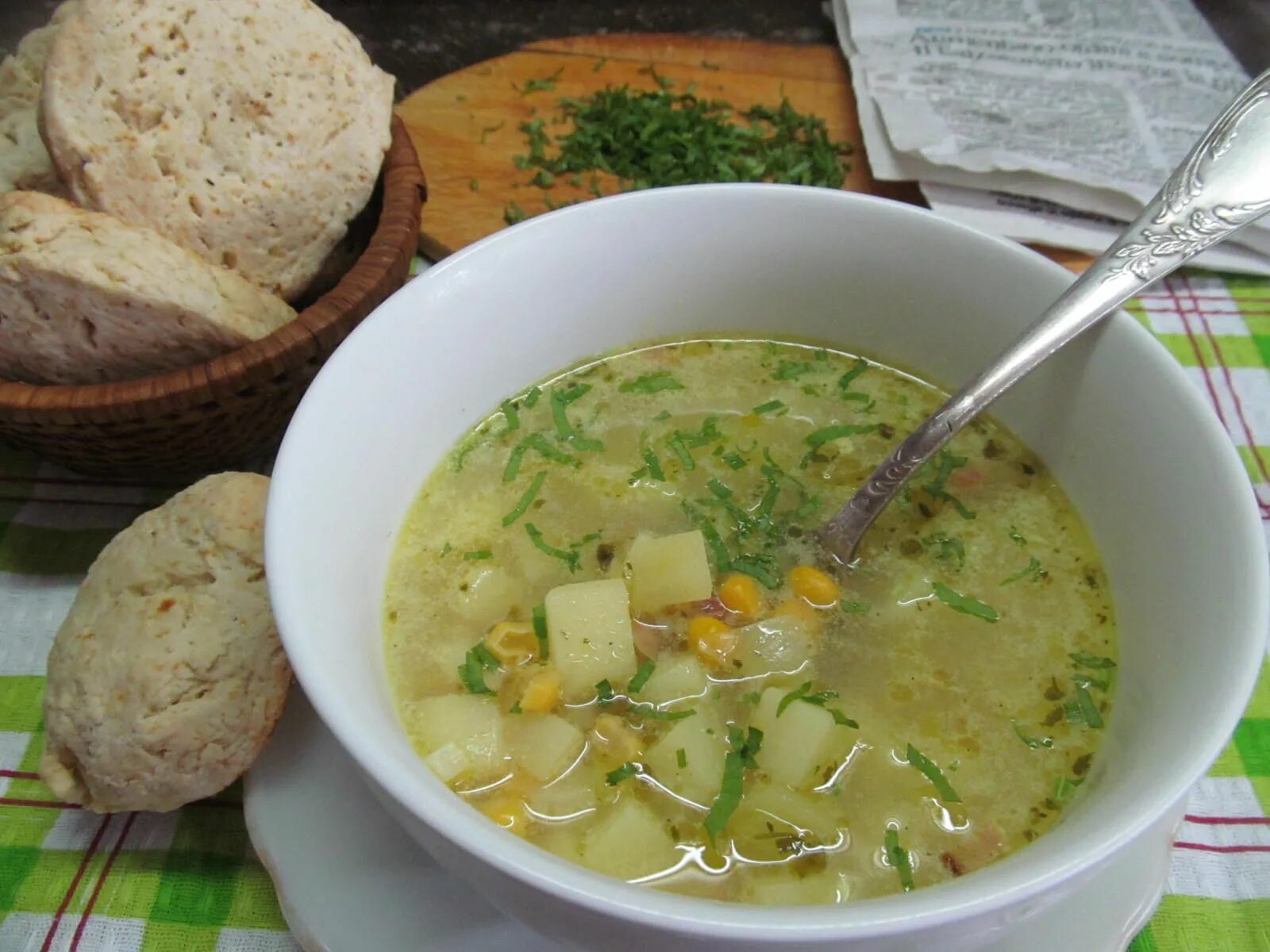 Суп с мясом курицы и картошкой. Швабский картофельный суп. куриный суп с картошкой. суп куриный с картофелем. суп с картофелем и кукурузой.