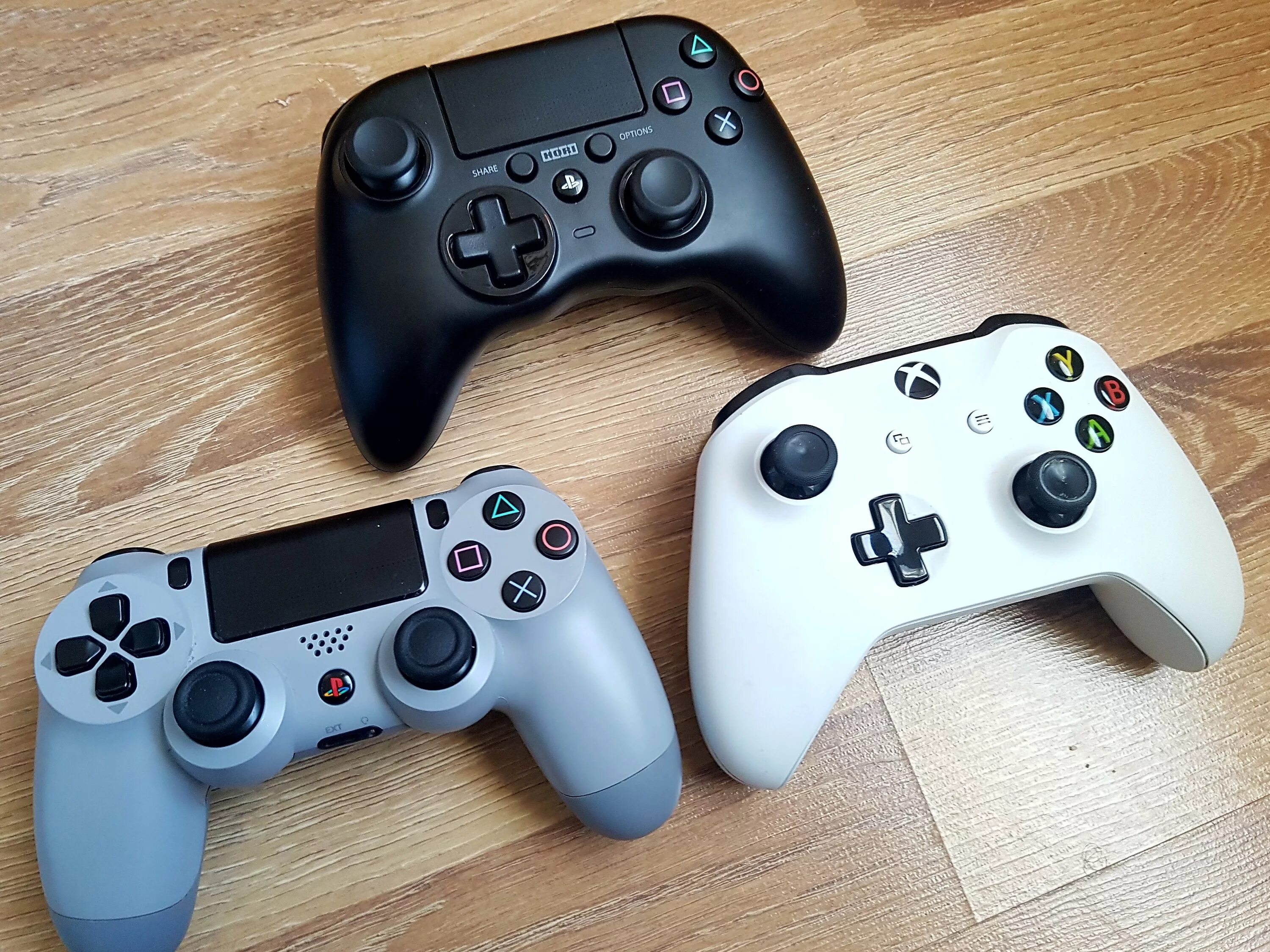 Какие какие 2 джойстика. Hori ps4 Dualshock. Xbox ps4 контроллер. Геймпад Hori Onyx. Dualshock 4 и Xbox one Controller.