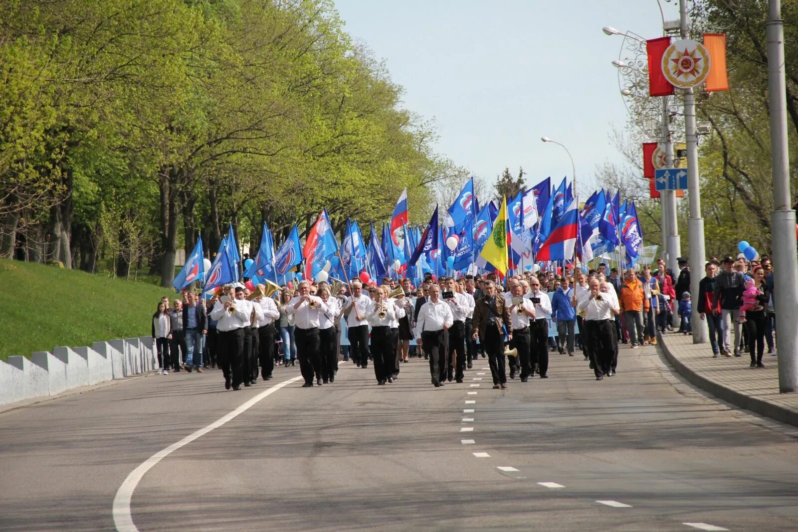 1 мая тюмень. Липецк 1 мая. Праздничное шествие на день города. Шествие с флагом России. Праздник 1 мая в Липецке.