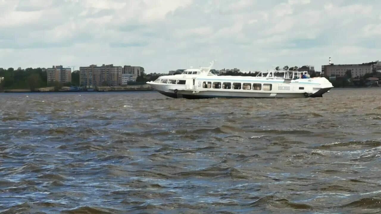 Мимо проплывает теплоход. Корабль нижний новгород водоход. Теплоход картинка. Мимо проплывает теплоход. На теплоходе плавают пассажиры.