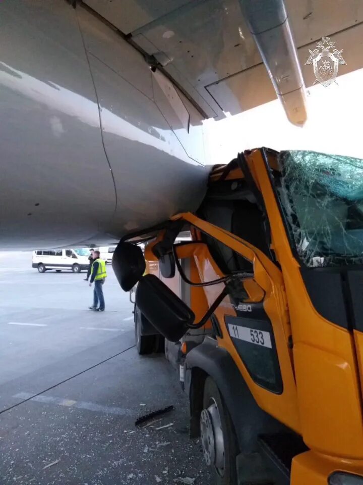 Сбили человека самолетом. Авария в аэропорту Шереметьево. Самолет врезался в машину. Авария в Шереметьево топливозаправщик. Автомобиль заезжает в самолет.