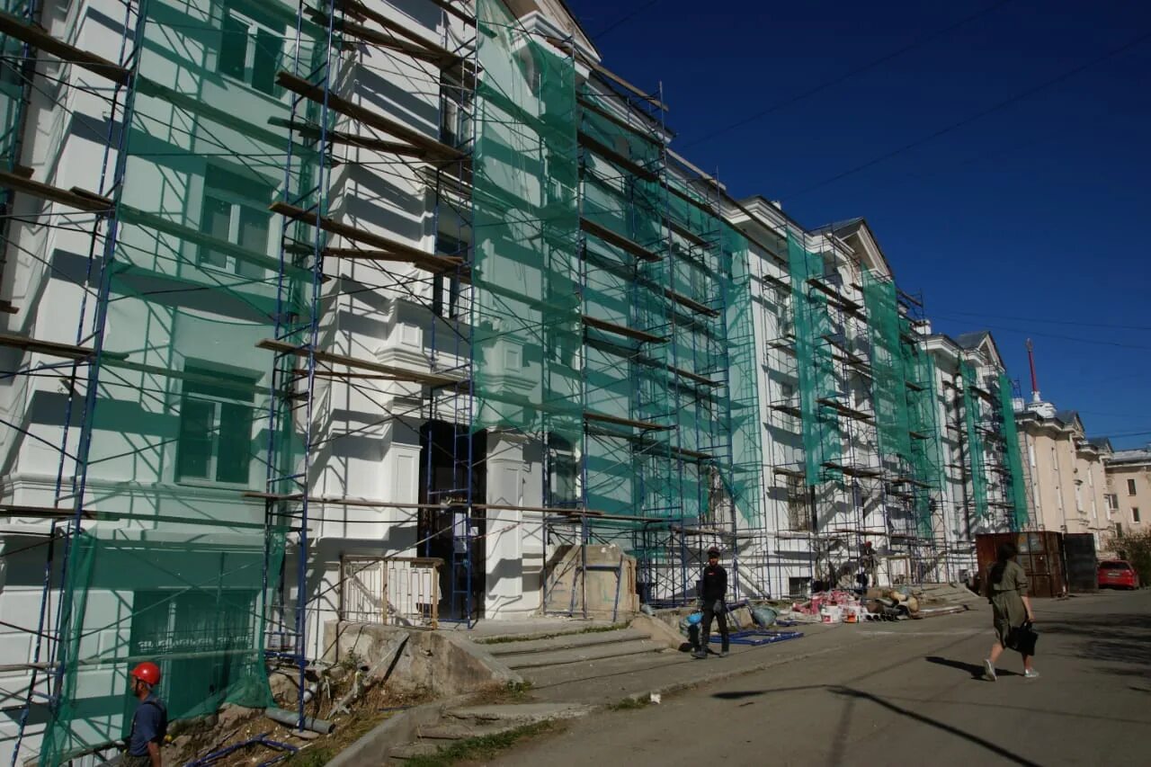 Школа искусств искитим. Индустриальный 33 искитим. Юмор картинка фасад дома и неплательщики капремонта. Капремонт иски. Нагорная 22 искитим.