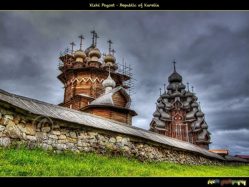 Образцы русского зодчества. Кижский Погост Кижи. Кижи кладбище Кижского погоста. Деревянное зодчество Кижи. Кижский Погост ограда Карелия.