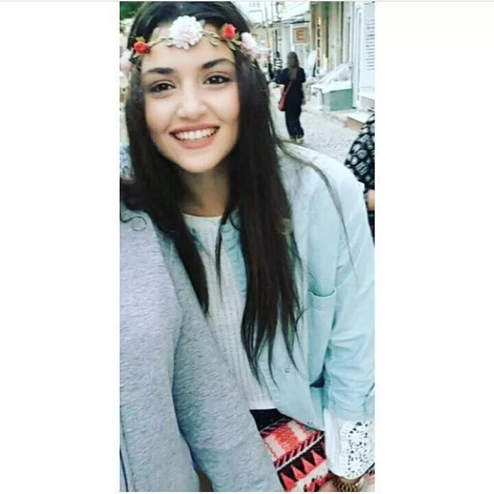 Ханде эрчел ямочки. Ханде без макияжа. Ханде эрчел без гримма. Гамзе эрчел ямочки. Актриса ханде эрчел без макияжа.