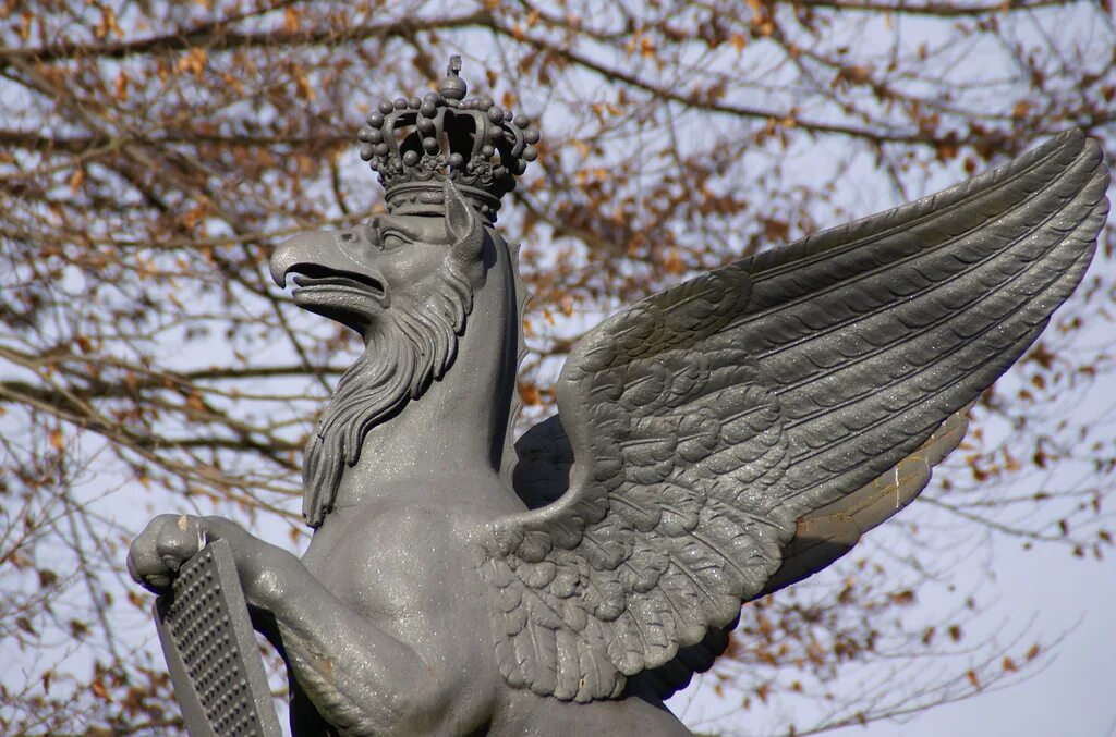 грифоны парк кузьминки. грифоны москва. михайловский дворец грифоны спб. грифоны петергоф. грифоны москва.