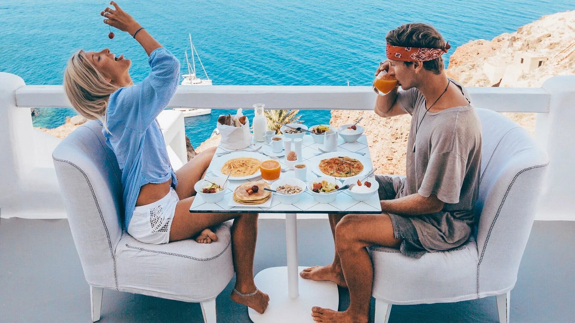 утро на двух ногах. утро на двух ногах. утро на двух ногах. утро на двух ногах. кофе в руках в постели.