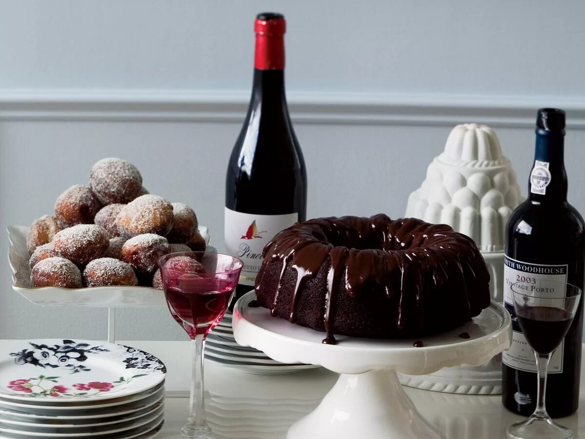 Торт и вино. Вино и десерт. Торт и шампанское. Пирожное и вино. К сладкому вину