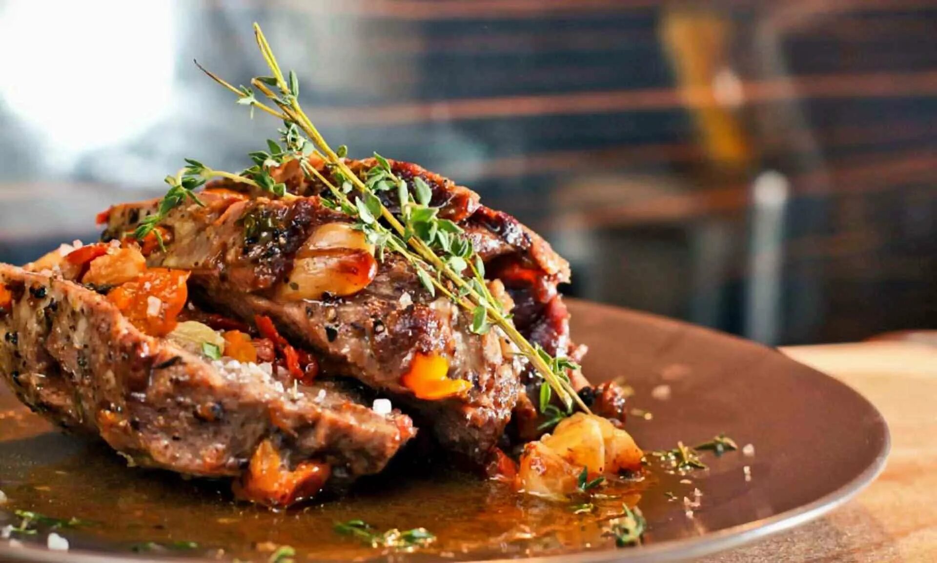 Баранина тушеная с овощами в казане. Говядина с овощами. Мясо с овощами. Свинина с овощами. Тушеная говядина ресторан.