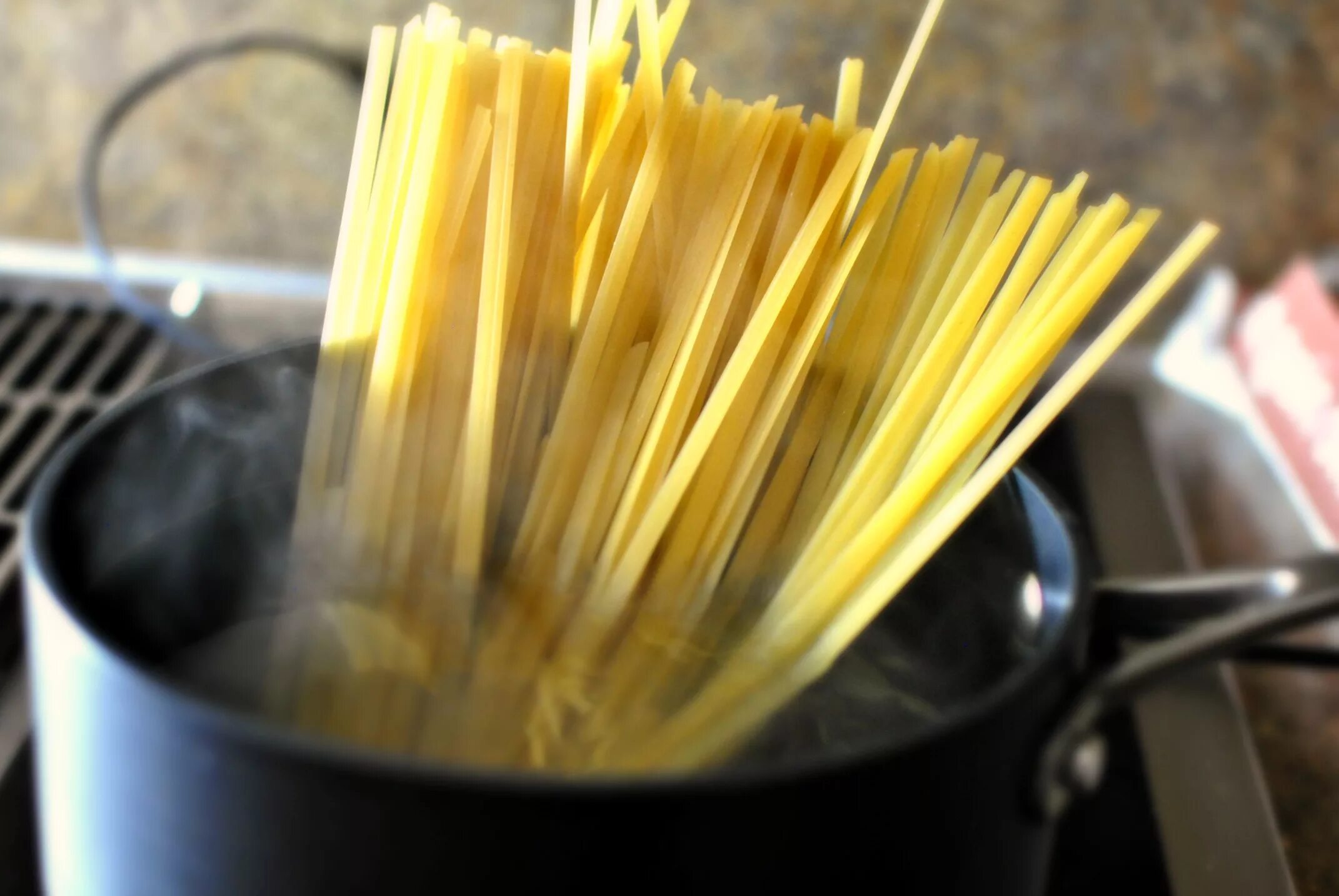 Промывать ли спагетти после варки. Макароны в кастрюле. Макароны варятся. Кастрюля для спагетти. Для варки спагетти.