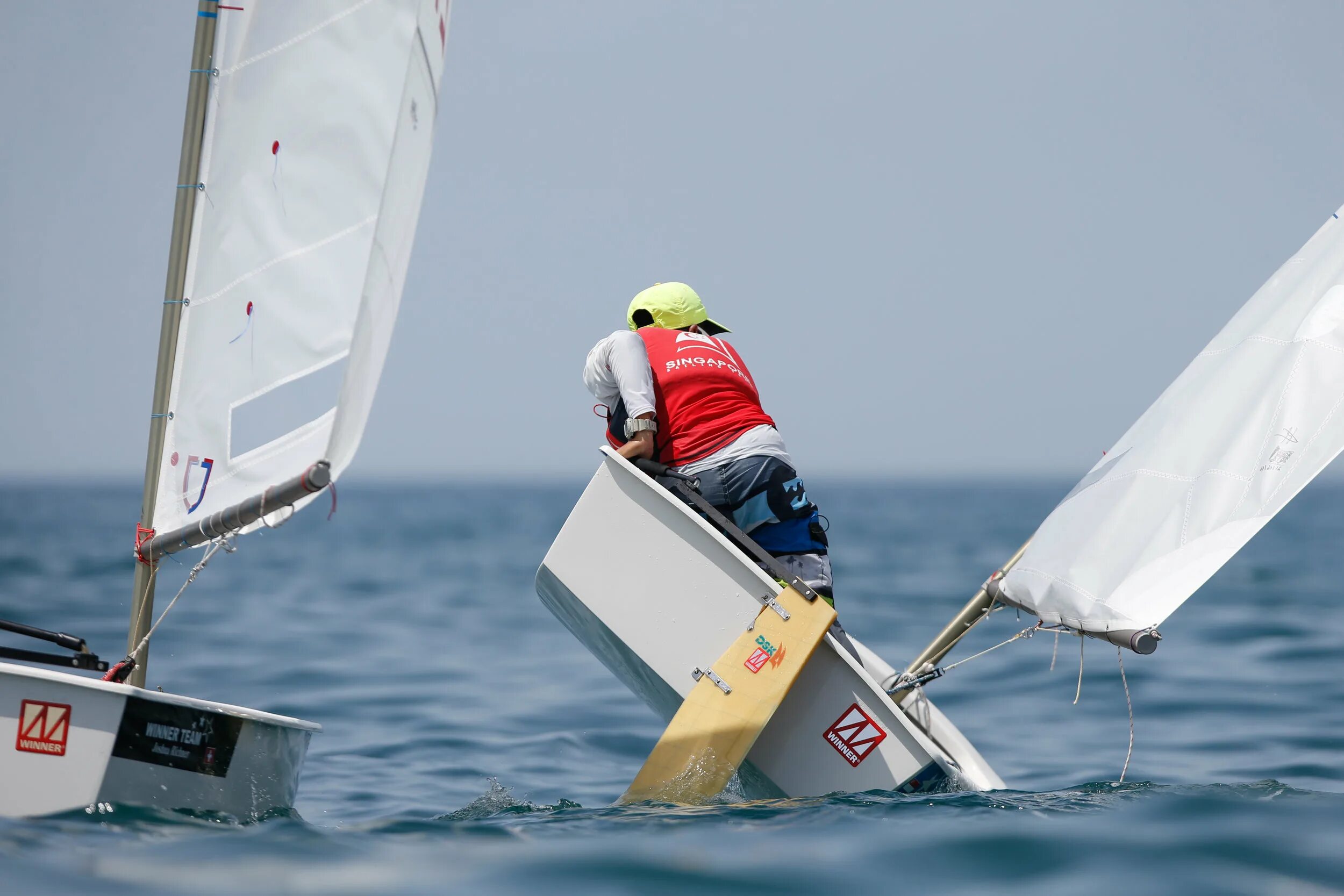 Швертбот оптимист. Оптимист класс яхт. Парусный спорт швертботы. Турист оптимист. Яхта оптимист фото.