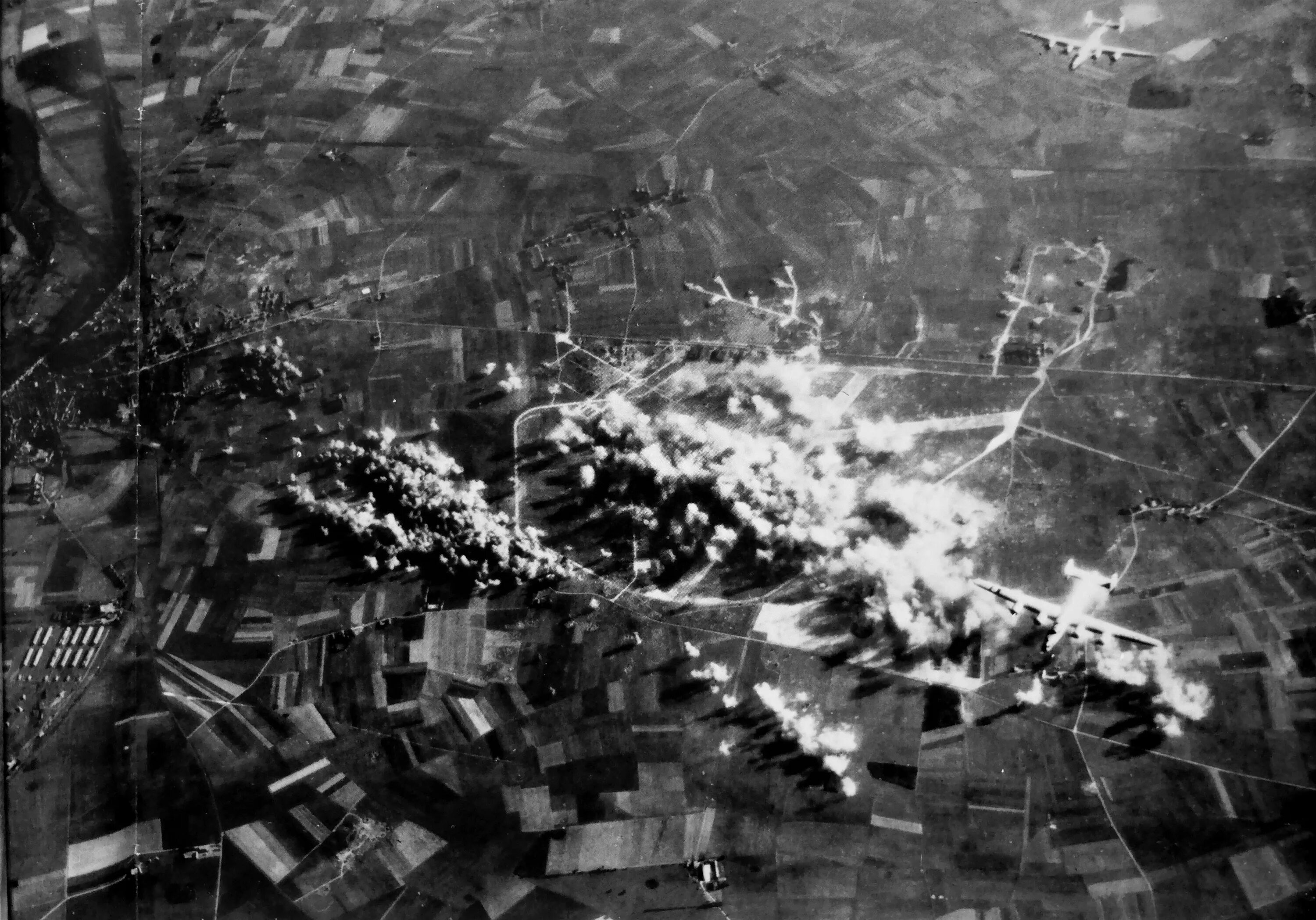 Авианалет вторая мировая. B-17 над германией. Война 1941-1945 немецкие самолеты бомбят. Тотальная бомбардировка. Бомбардировка.