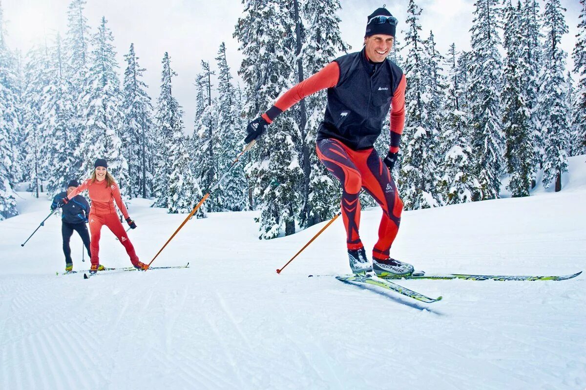 Сайт лыжника. Лыжи Сумит Фишер. Лыжник беговые лыжи. Катание на беговых лыжах. Катается на лыжах беговых.