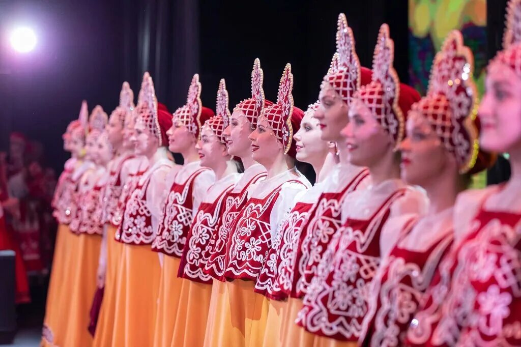 Народный ансамбль москвы. Ансамбль народного танца каблучок. Кокошники ансамбля Березка. Фестиваль народного танца Славянский венок. Народный ансамбль танца славяне Тверь.