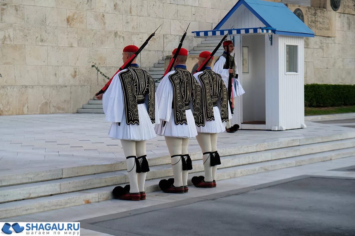 Смена караула в греции. Смена караула в греции. Форма почетного караула греции. Афины синтагма эвзоны новая форма. Смена караула в греции.