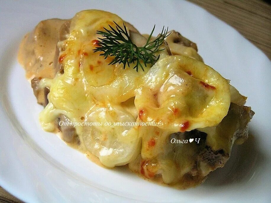 Baked potato. Язык с картофелем в соусе запеченный. Картофель с языком. Говяжий язык с картофелем в духовке. Язык с картофелем в соусе запеченный.