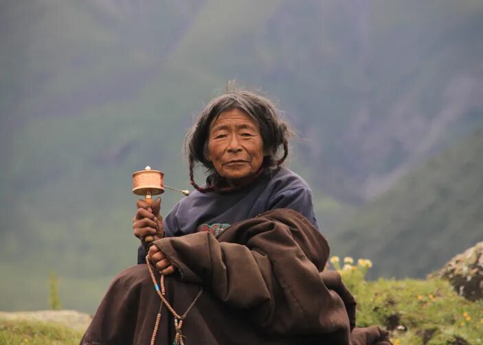 Tools перевод. Тибетский храм лхаса. Лхаса монахи. Tibet перевод. Тибетцы внешность.