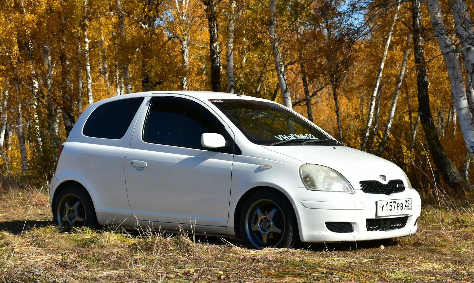 Купить витц в красноярске. Toyota Vitz. Toyota Vitz 1.3. Тойота Витц 2001 1.3. Toyota Vitz 2.