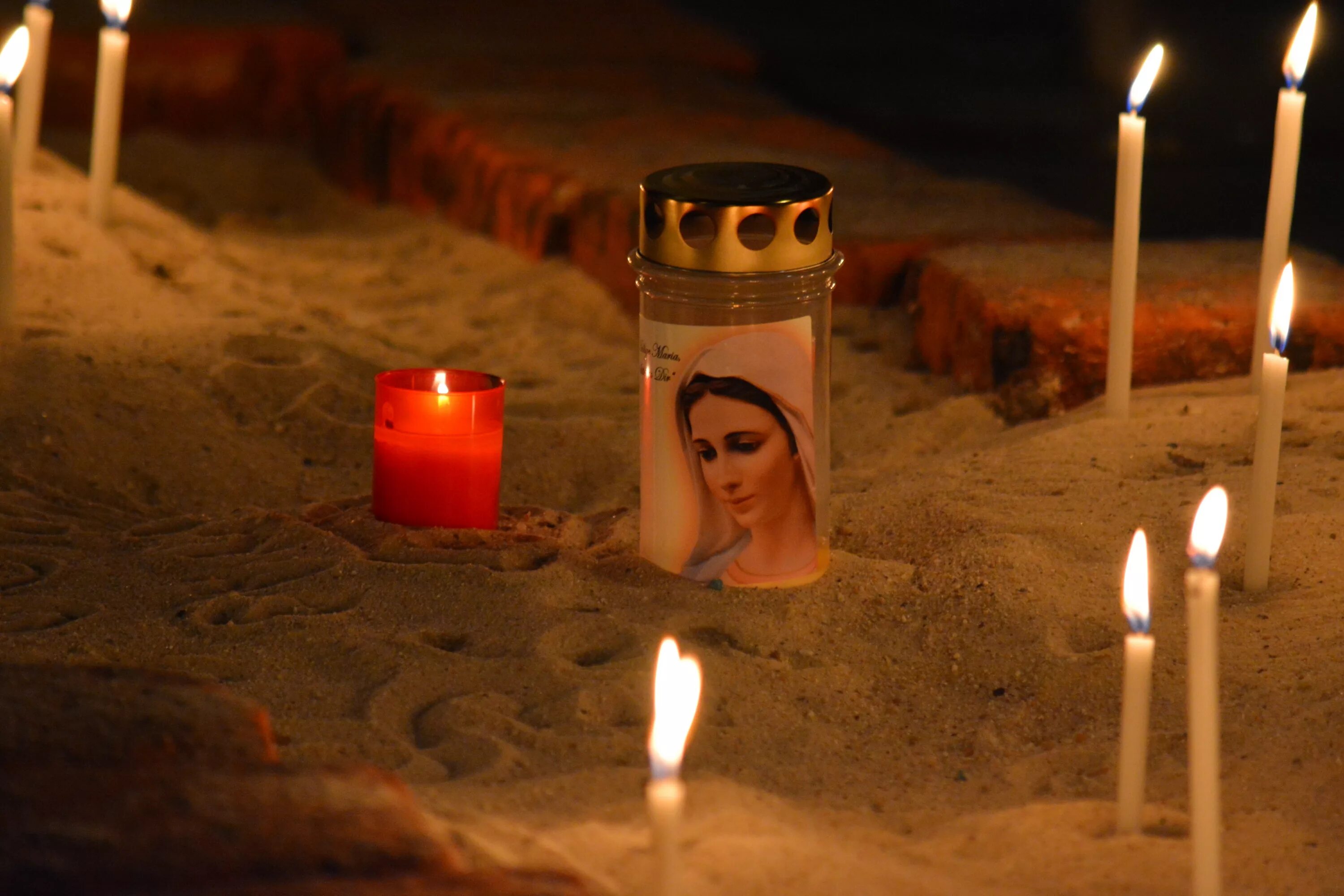 Свеча "песок". Свечи в церкви. Свечка в песке. Свечи в песке в церкви. Время молитвы свечи