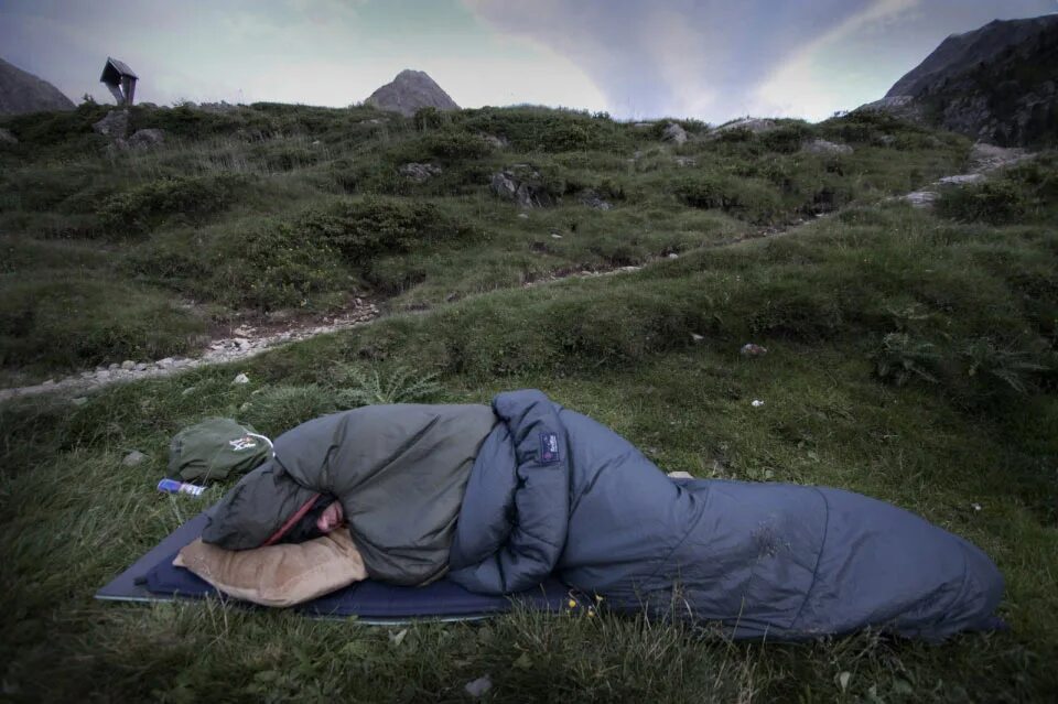 Ночевка 2015. Спальный мешок в лесу. Спальный мешок в горах. Ночевка в спальнике без палатки. Спальник на природе.