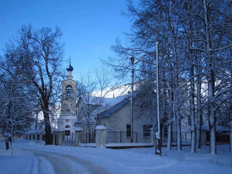 Город жиздра калужская область. Город жиздра калужская область. Памятник братское захоронение жиздра. Мемориал жиздра. Город жиздра калужская область.