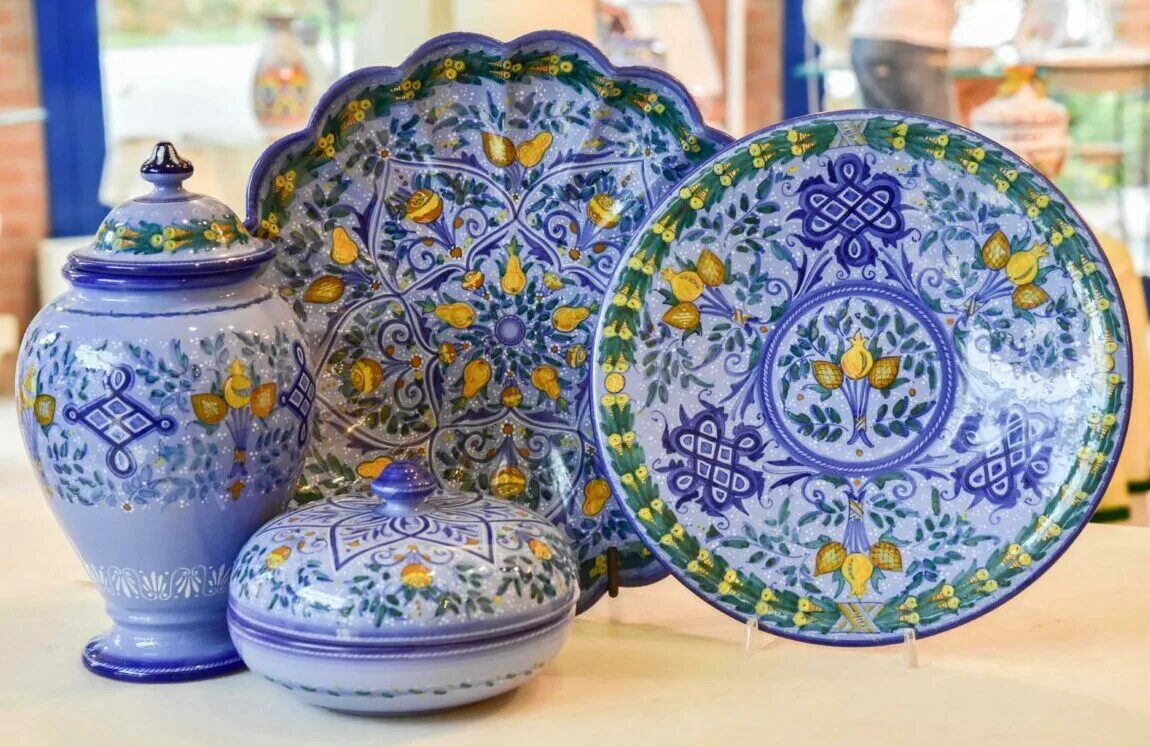 майолика посуда. майолика тарелки. гжельская майолика. венецианская майолика. керамическая посуда майолика.