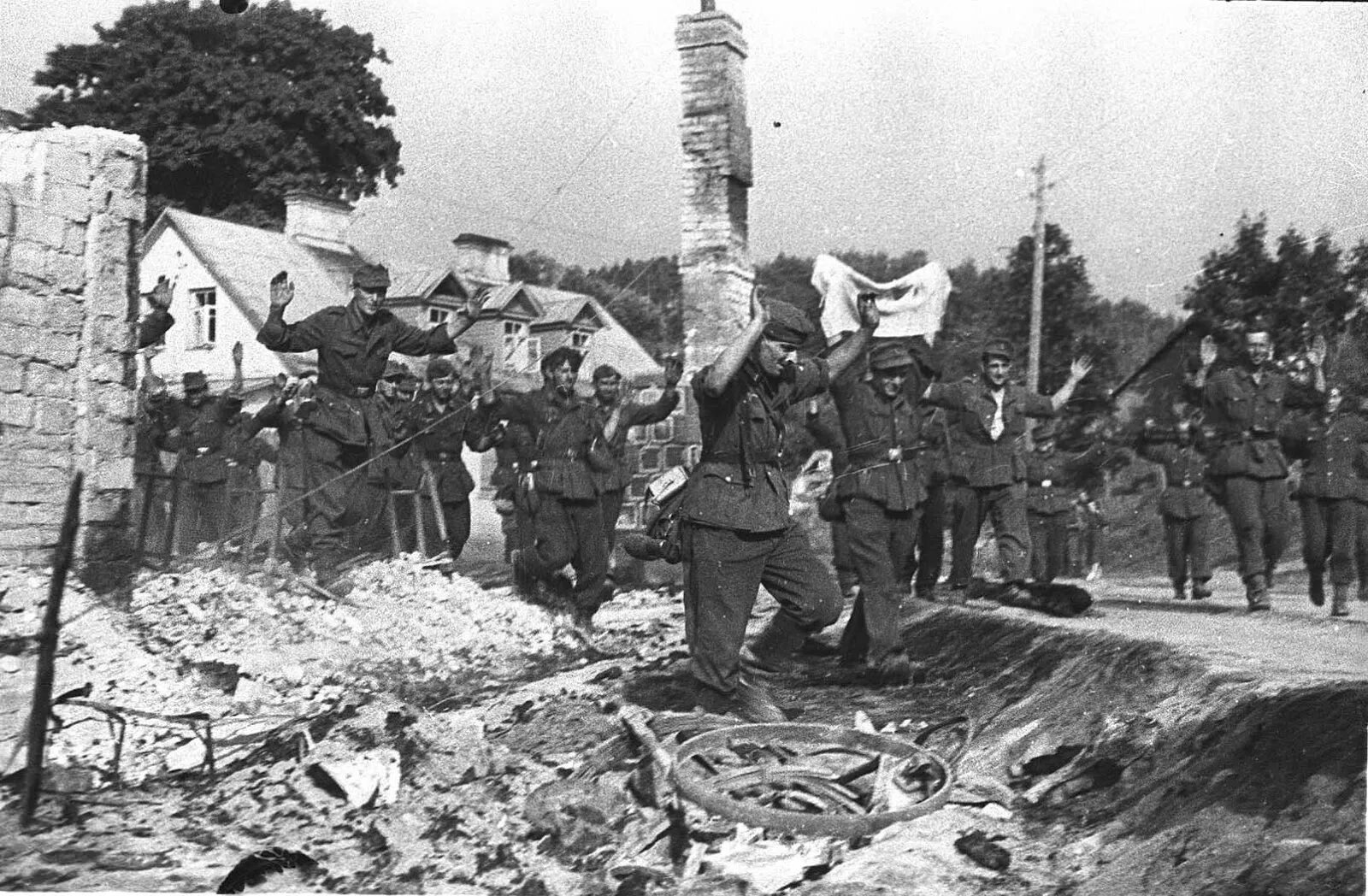 Битва Багратион 1944. Июль 1944 Вильнюс. 11 Июля 1944 года. Немецкие солдаты сдаются в плен в Вильнюсе.. Освобождение Вильнюса 1944. Июль 1944 операция