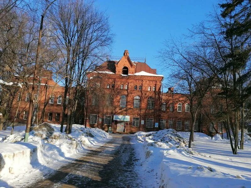 Больница красный камень. Здание с красным крестом. Роддом больницы красный крест самара. Больница красный камень. История больницы красного креста во владимире.