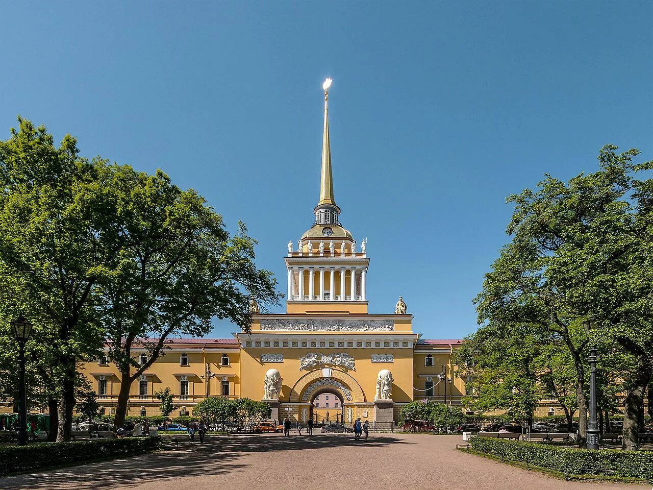 Памятник русского классицизма. Адмиралтейство в Санкт-Петербурге Архитектор. Адмиралтейство Захаров. Здание Адмиралтейства Захаров. Адмиралтейство Санкт-Петербург 1806-1823.