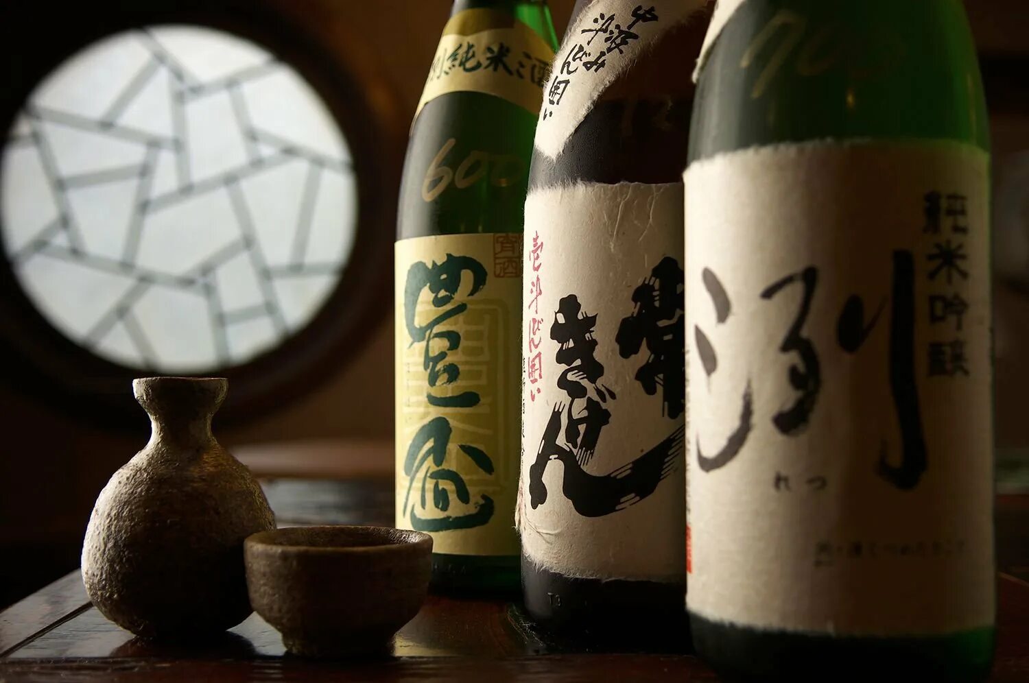 Саке это. Японская рисовая водка саке. Сакэ Япония. Сакэ алкогольность. Япония сакэ алкоголь.