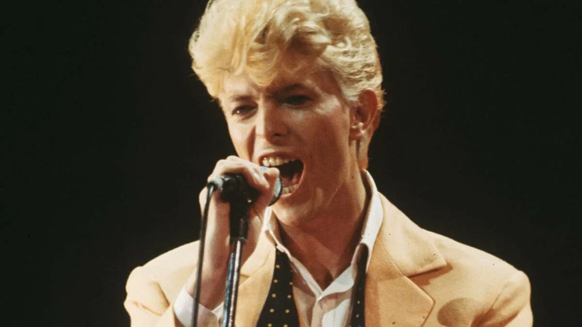 David bowie let's dance 1983. Never let me down дэвид боуи. Дэвид боуи танцы. Modern love дэвид боуи. Modern love bowie.