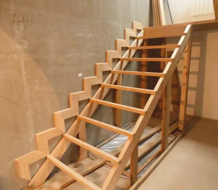 Каркас деревянной лестницы. Лестница деревянная на второй. Конструкция деревянной лестницы. Лестница деревянная на второй этаж.
