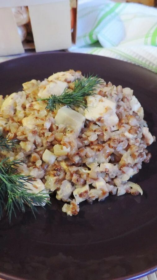Гречка со сливками на сковороде. Гречка с грибами, курицей и сливками (на сковороде). Гречка с курицей в сливочном соусе. Сливочная гречка с грибами и курицей. Гречка со сливками на сковороде.