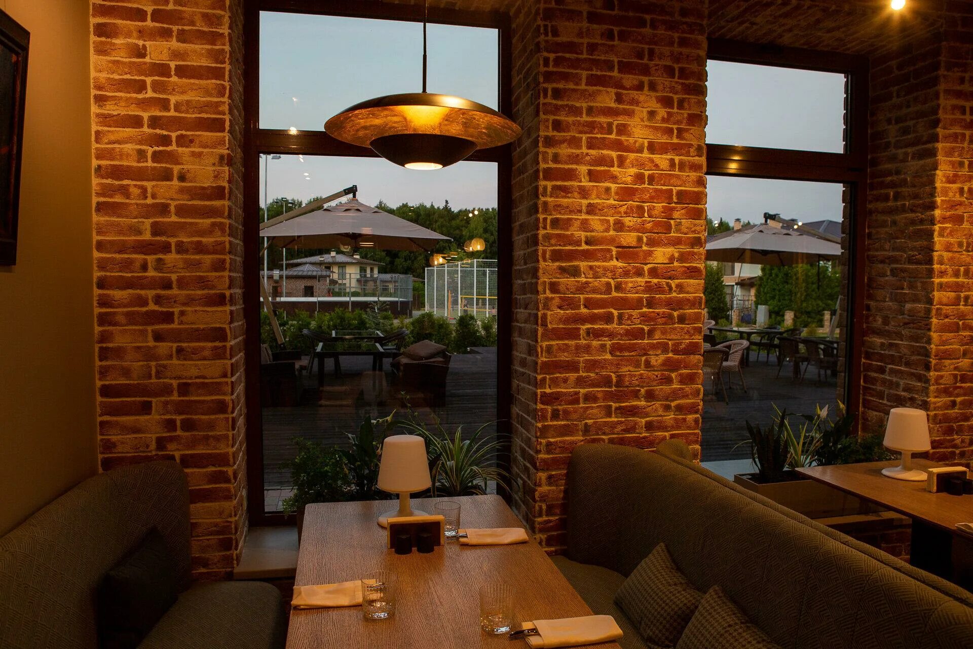 Кафе в серебряных прудах. Чистые пруды банкетный зал. Кафе сандал сретенский бульвар. У пруда ресторан в горелово меню. Серебряные пруды московская область,ресторан венеция.