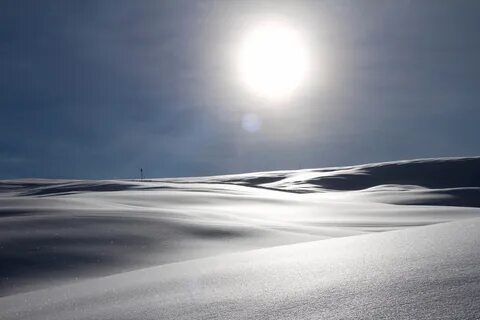 Снежная равнина белая луна