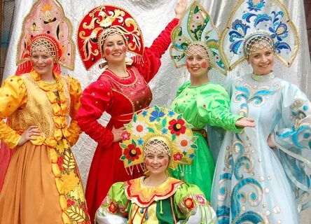 Люди в костюмах на праздник